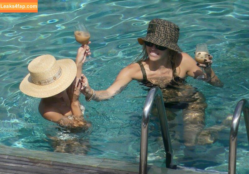 Miley Cyrus / https: / mileycyrus leaked photo photo #0659