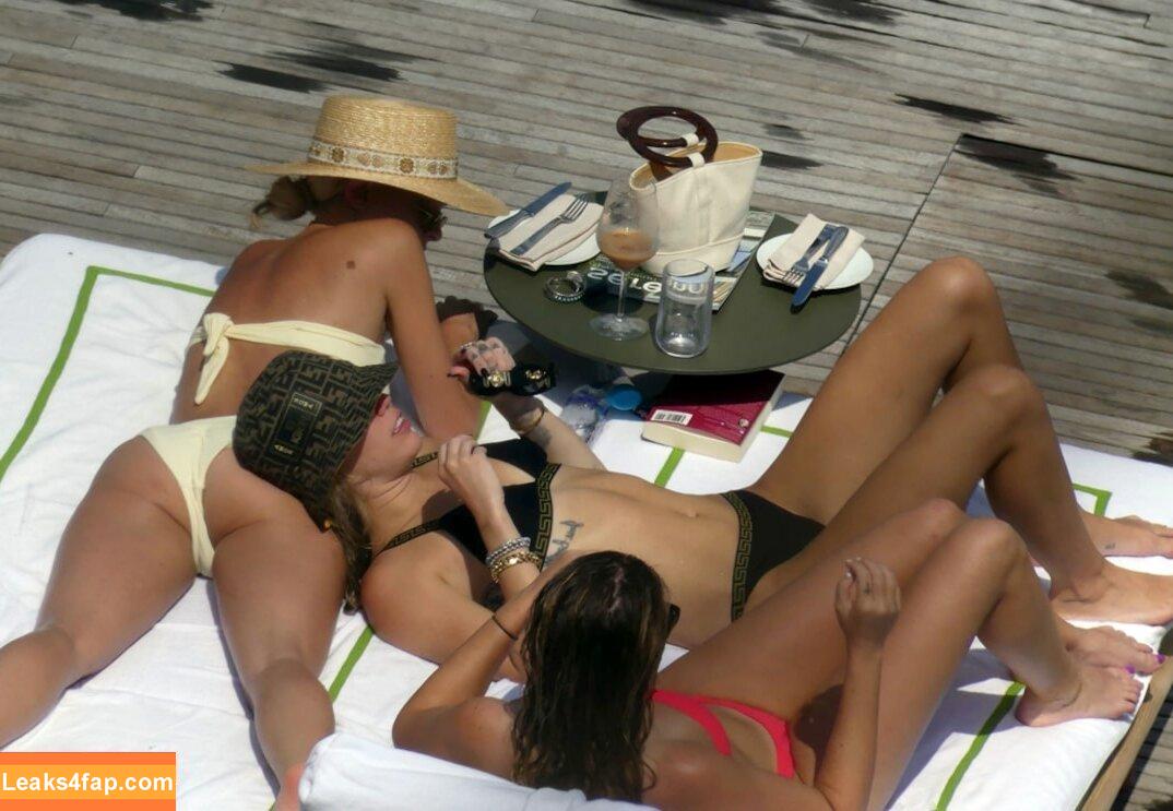 Miley Cyrus / https: / mileycyrus leaked photo photo #0670