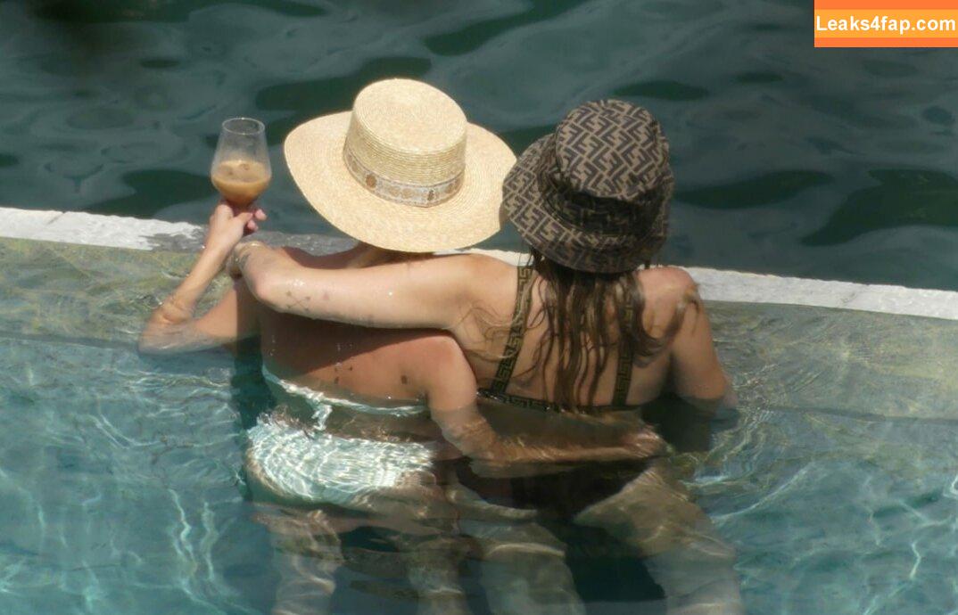 Miley Cyrus / https: / mileycyrus leaked photo photo #0672