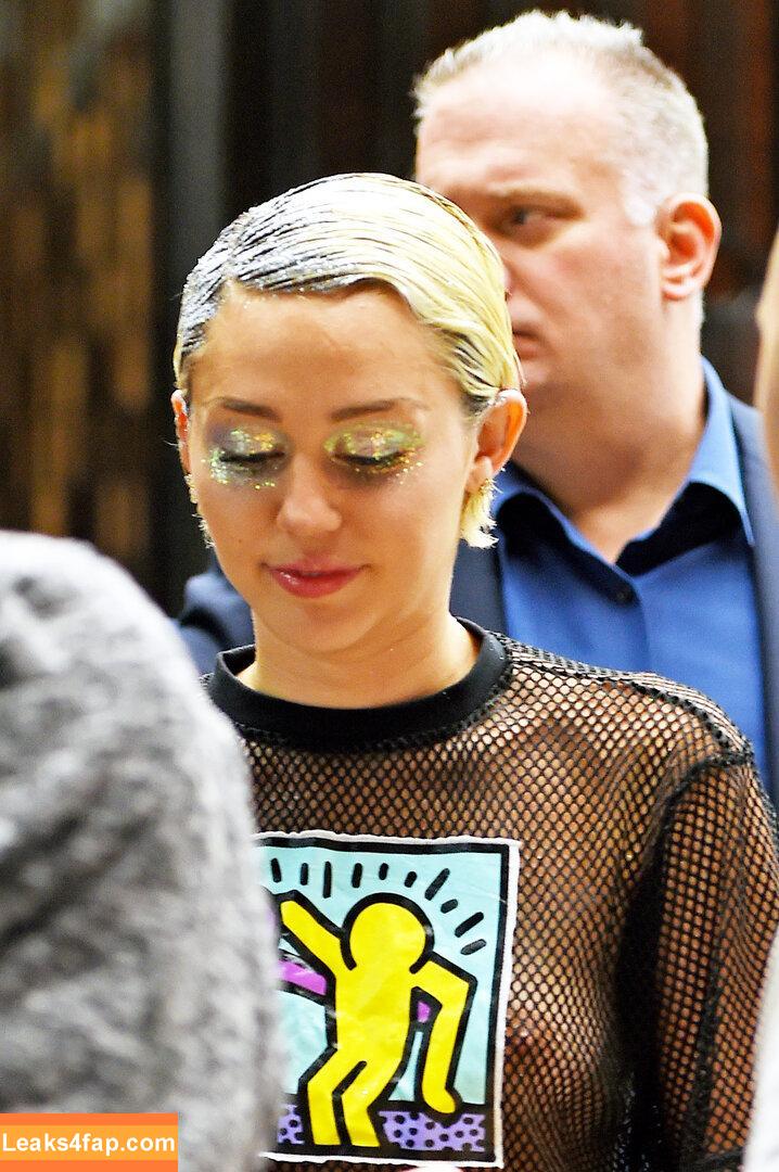 Miley Cyrus / https: / mileycyrus leaked photo photo #0677