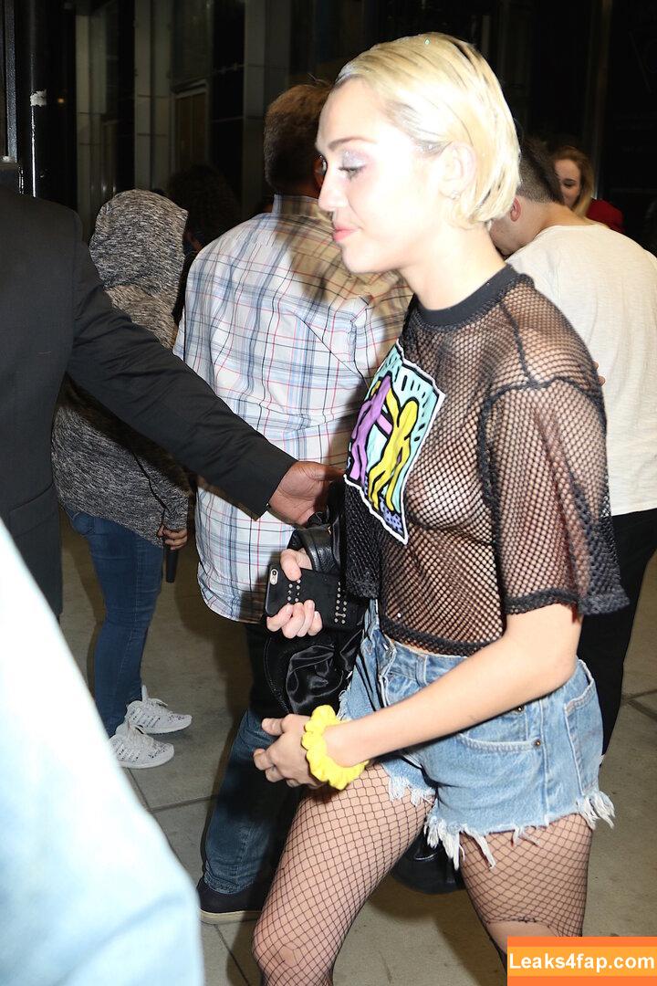Miley Cyrus / https: / mileycyrus leaked photo photo #0685