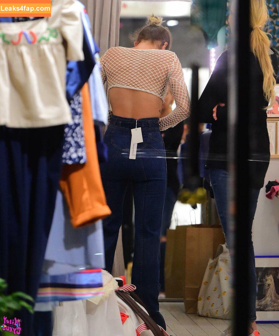 Miley Cyrus / https: / mileycyrus leaked photo photo #0693