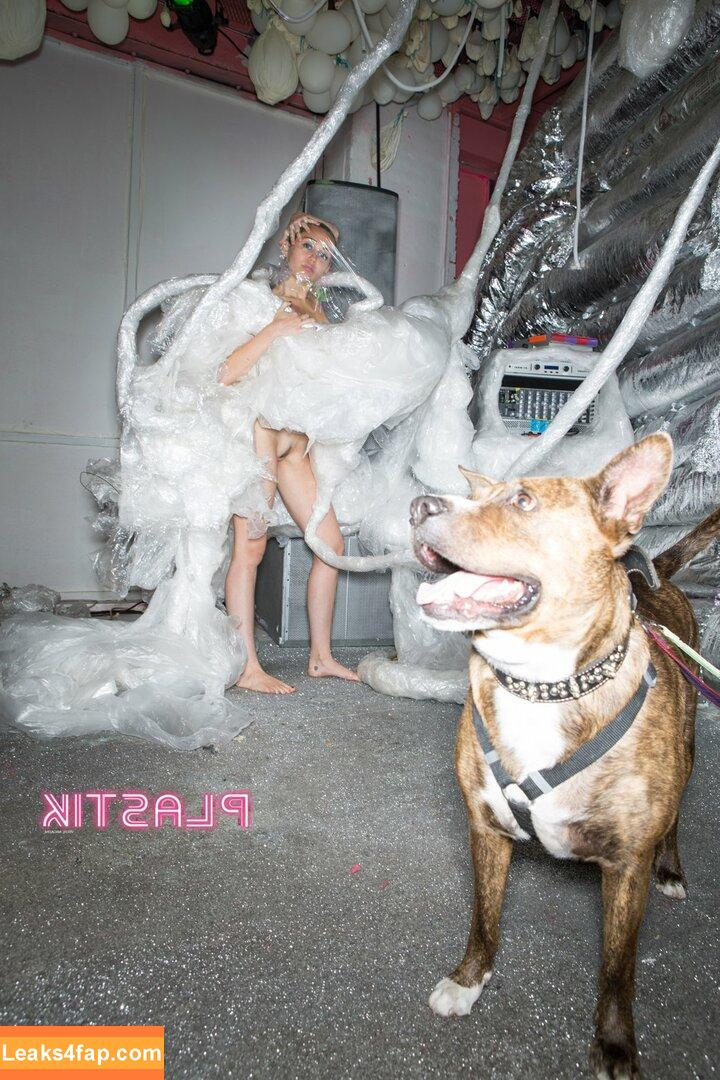 Miley Cyrus / https: / mileycyrus leaked photo photo #0697