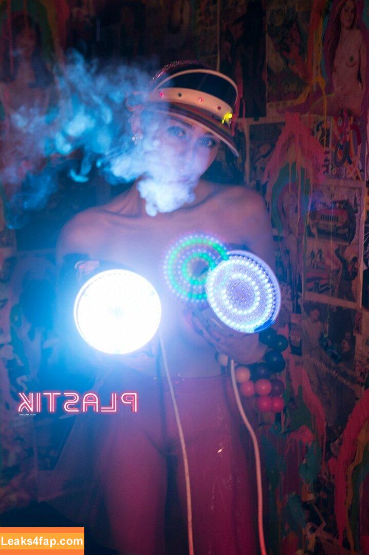 Miley Cyrus / https: / mileycyrus leaked photo photo #0698