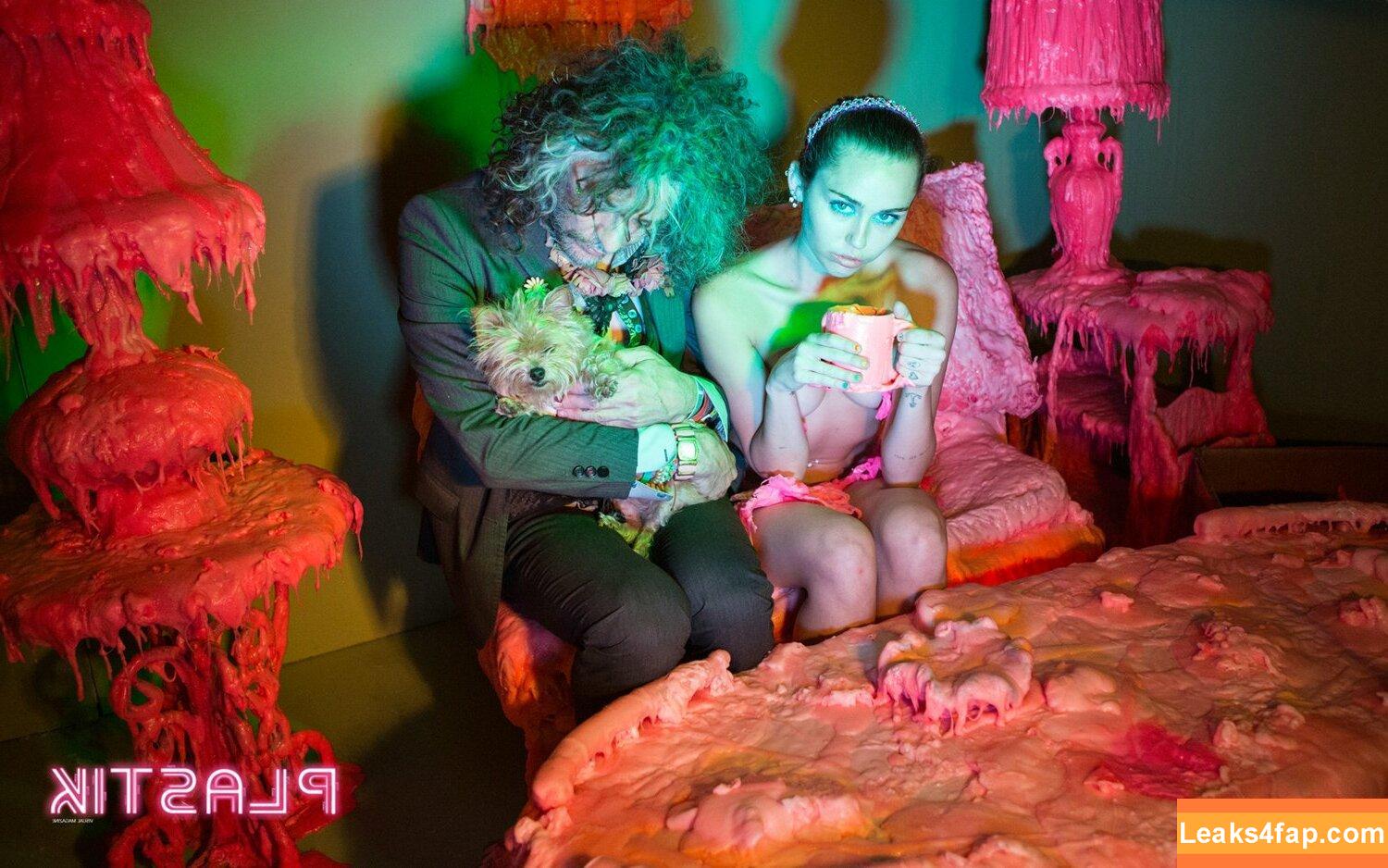 Miley Cyrus / https: / mileycyrus leaked photo photo #0699