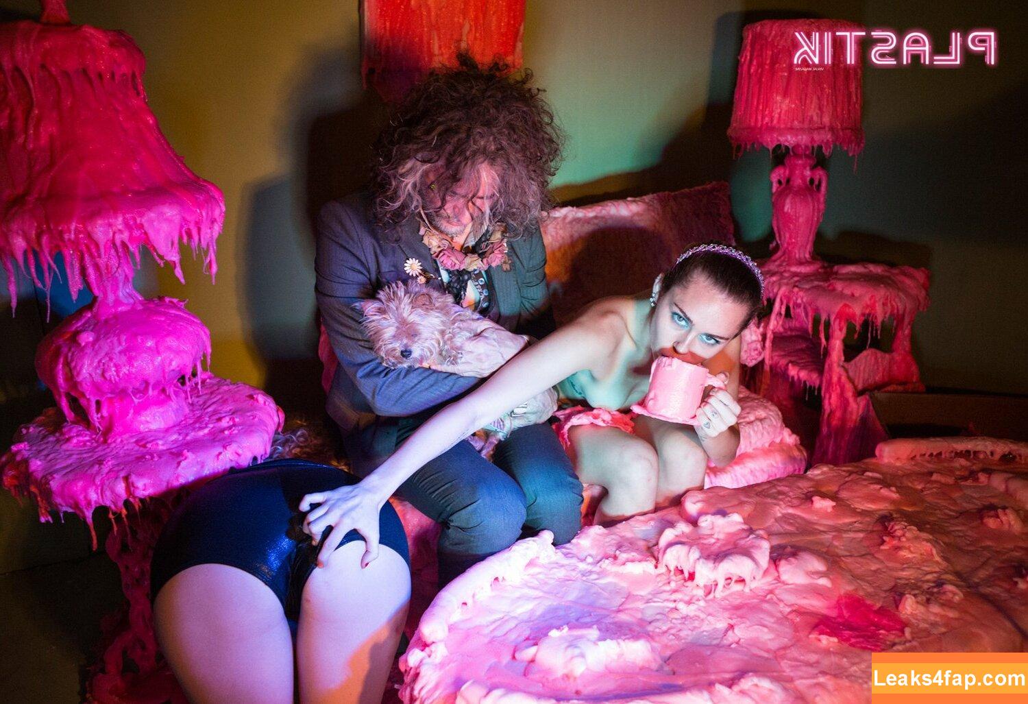 Miley Cyrus / https: / mileycyrus leaked photo photo #0700