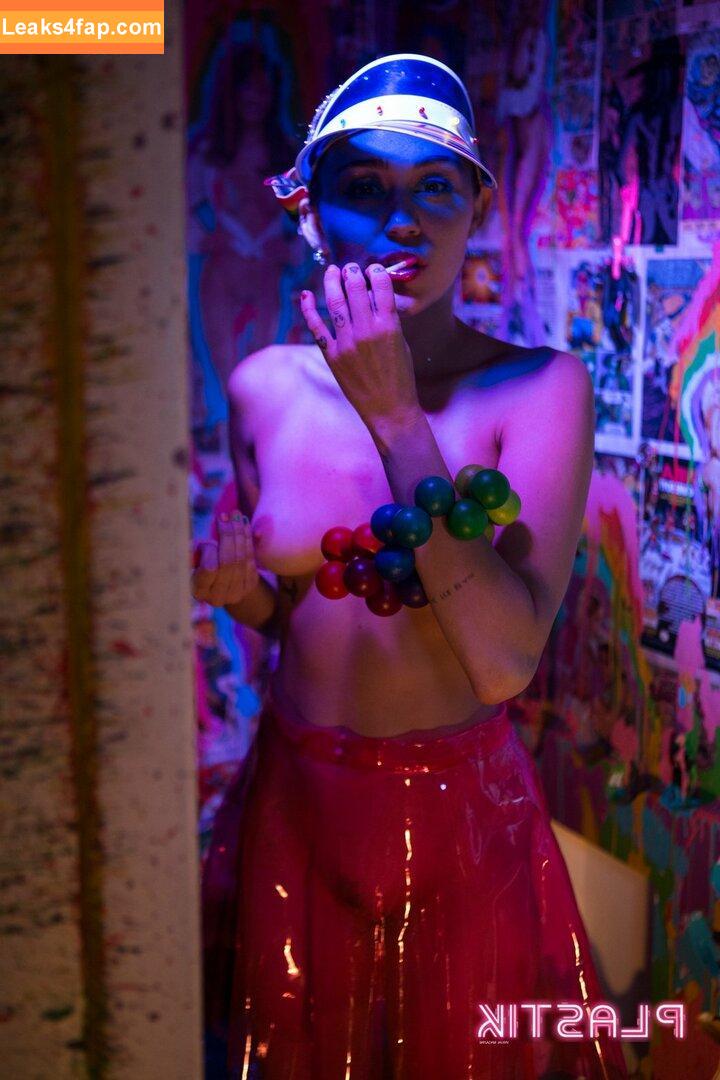 Miley Cyrus / https: / mileycyrus leaked photo photo #0710
