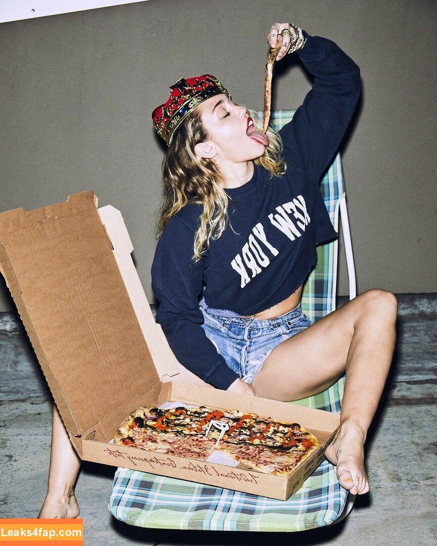 Miley Cyrus / https: / mileycyrus leaked photo photo #0816
