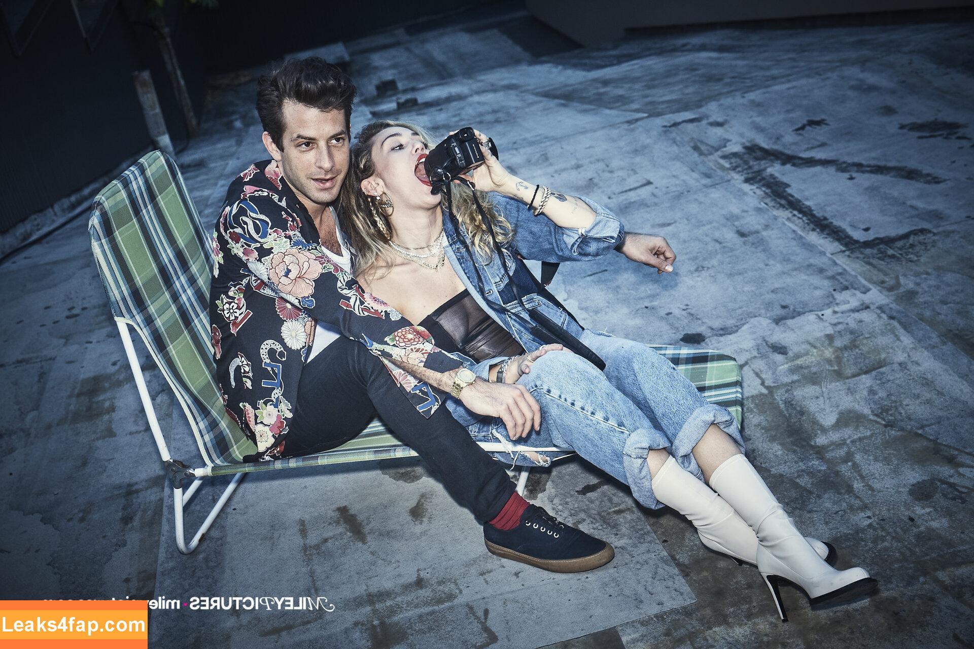 Miley Cyrus / https: / mileycyrus leaked photo photo #0822