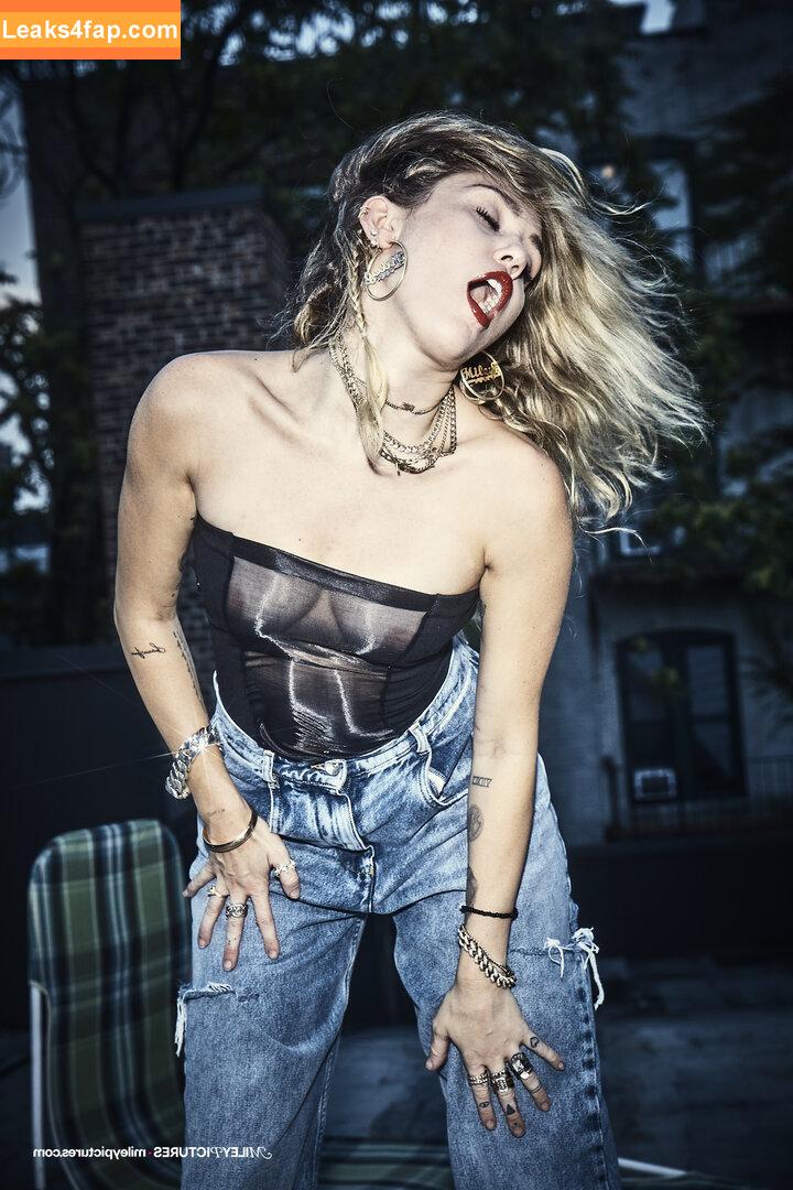 Miley Cyrus / https: / mileycyrus leaked photo photo #0825