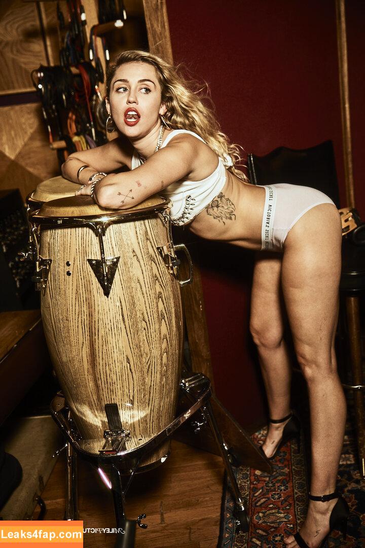 Miley Cyrus / https: / mileycyrus leaked photo photo #0875