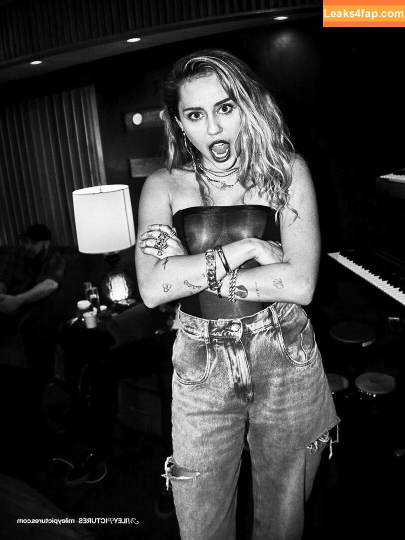 Miley Cyrus / https: / mileycyrus leaked photo photo #0892