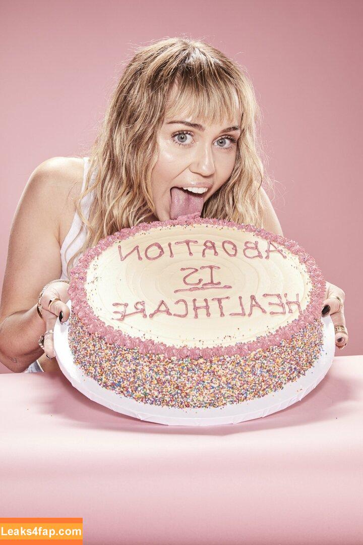Miley Cyrus / https: / mileycyrus leaked photo photo #0897