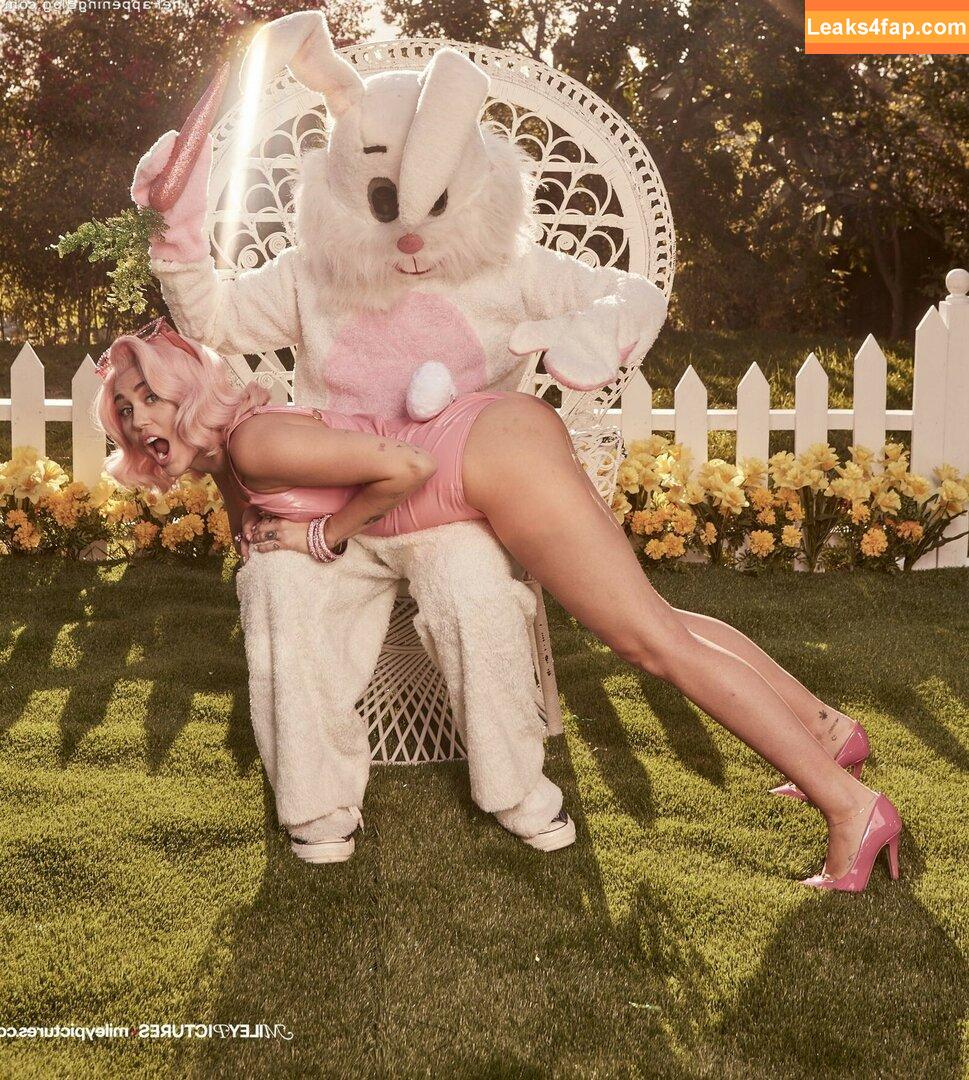Miley Cyrus / https: / mileycyrus leaked photo photo #0950