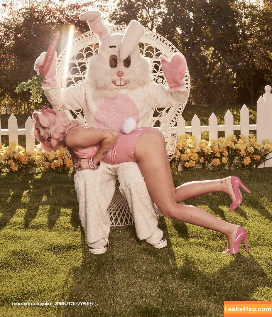 Miley Cyrus / https: / mileycyrus leaked photo photo #0952