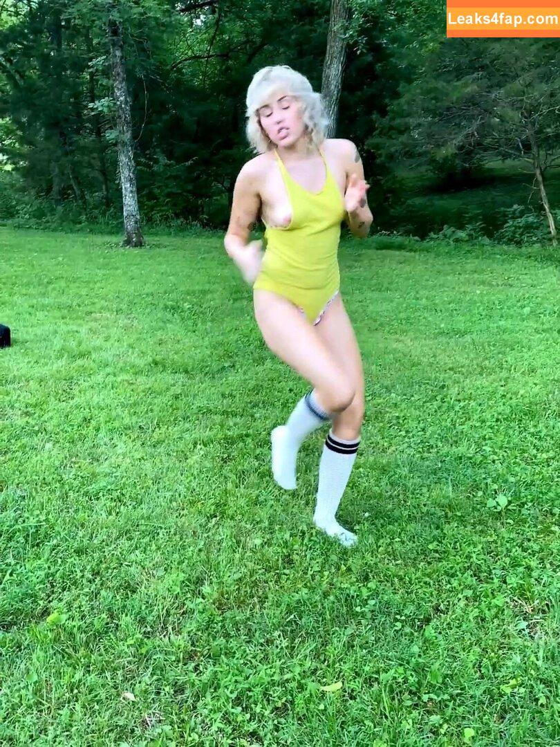Miley Cyrus / https: / mileycyrus leaked photo photo #0986