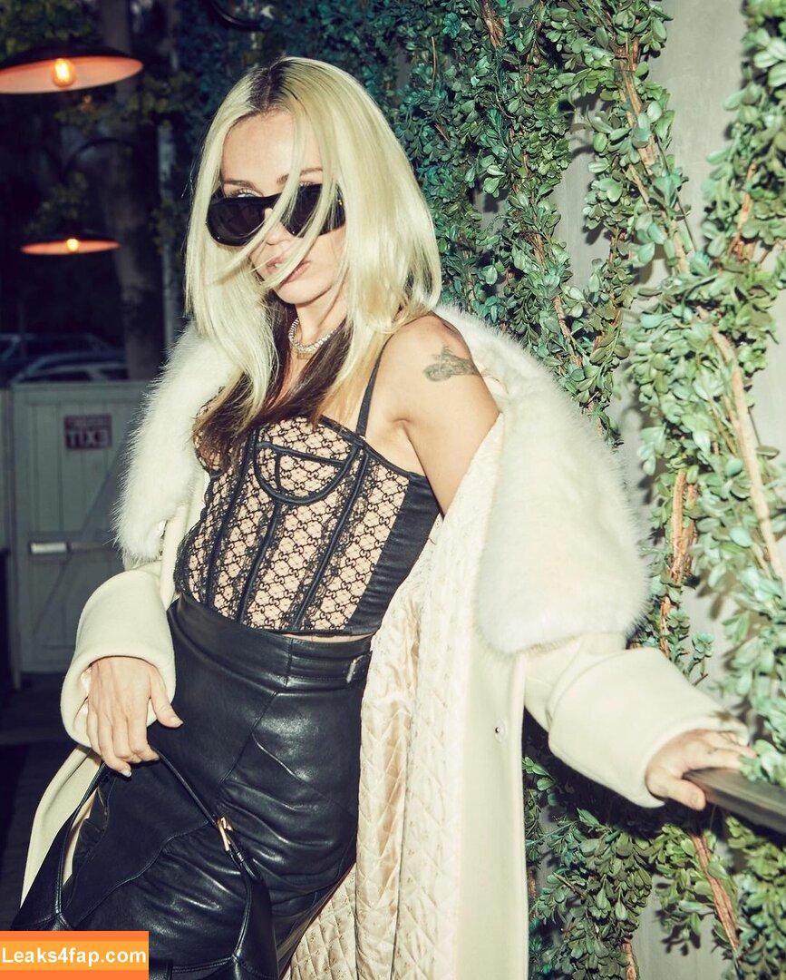 Miley Cyrus / https: / mileycyrus leaked photo photo #0997