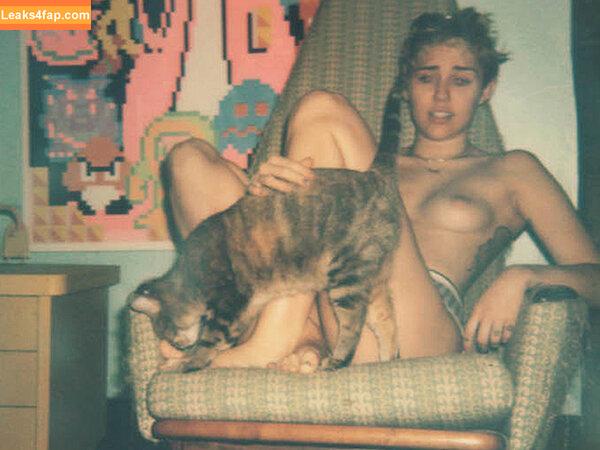 Miley Cyrus / https: / mileycyrus leaked photo photo #1053