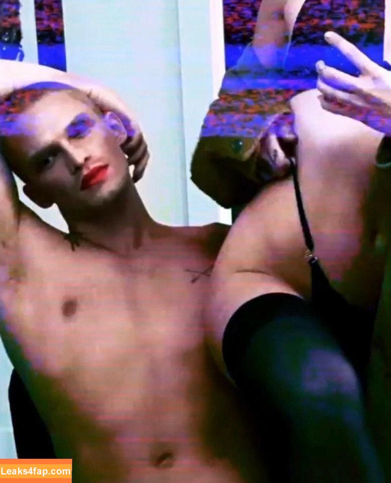 Miley Cyrus / https: / mileycyrus слитое фото фото #1075