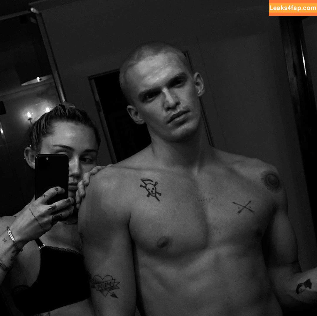 Miley Cyrus / https: / mileycyrus слитое фото фото #1077