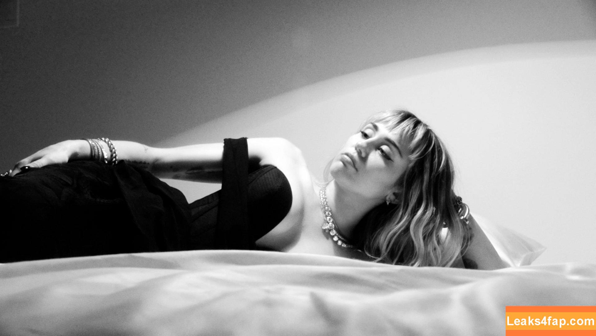 Miley Cyrus / https: / mileycyrus leaked photo photo #1078