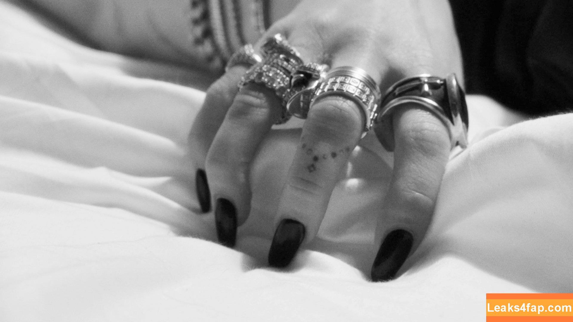 Miley Cyrus / https: / mileycyrus leaked photo photo #1080