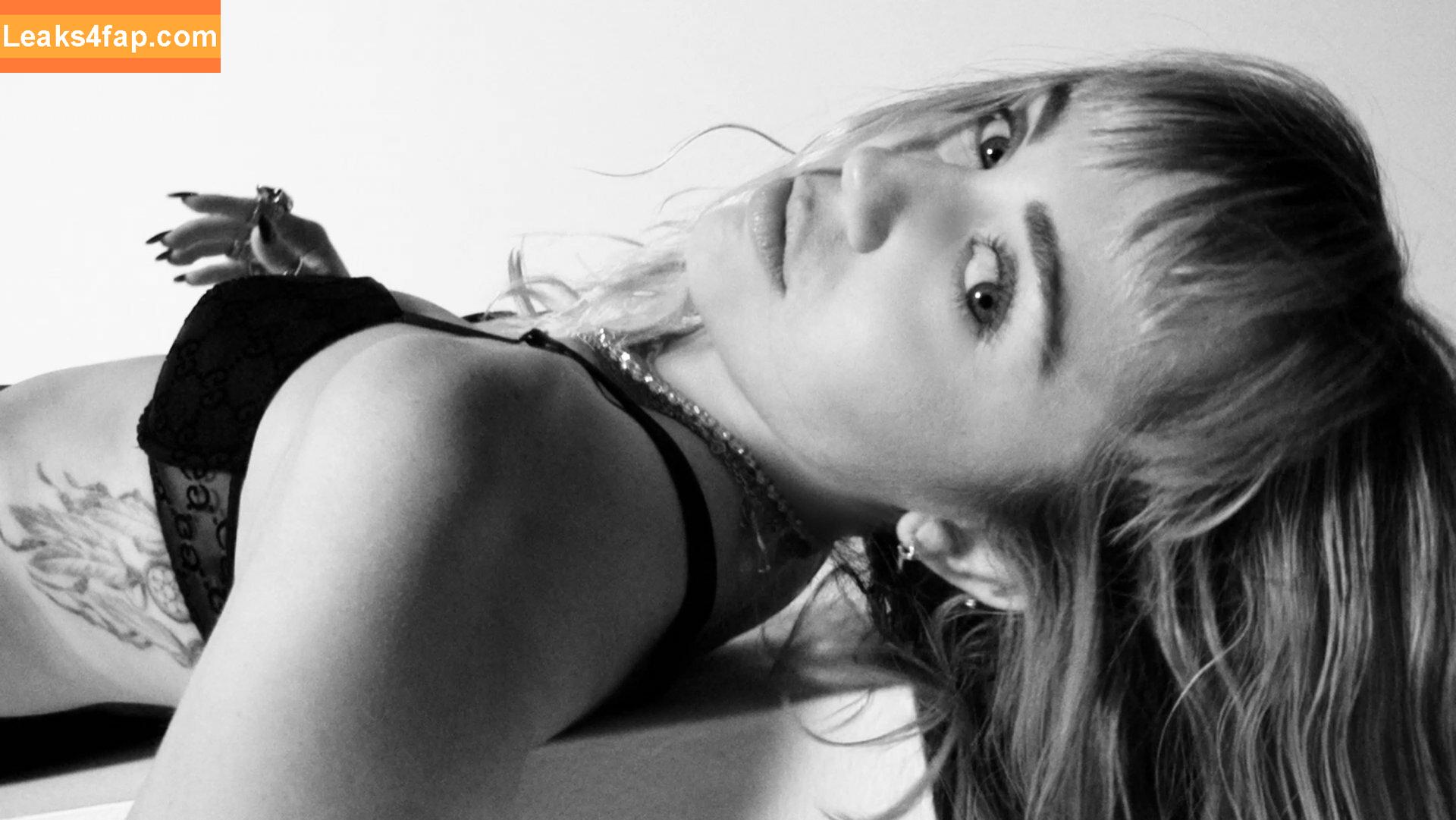 Miley Cyrus / https: / mileycyrus leaked photo photo #1085