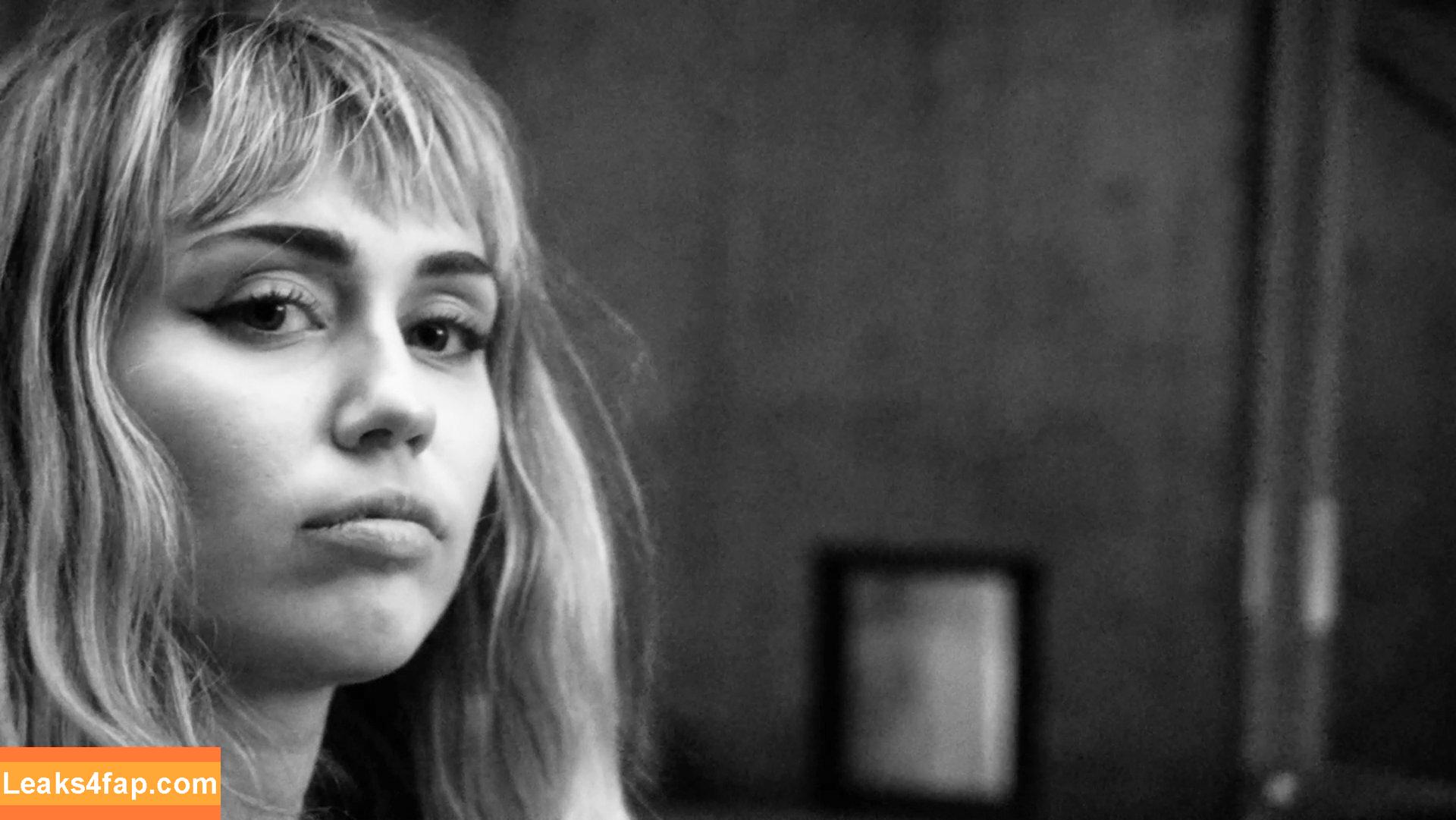 Miley Cyrus / https: / mileycyrus leaked photo photo #1094