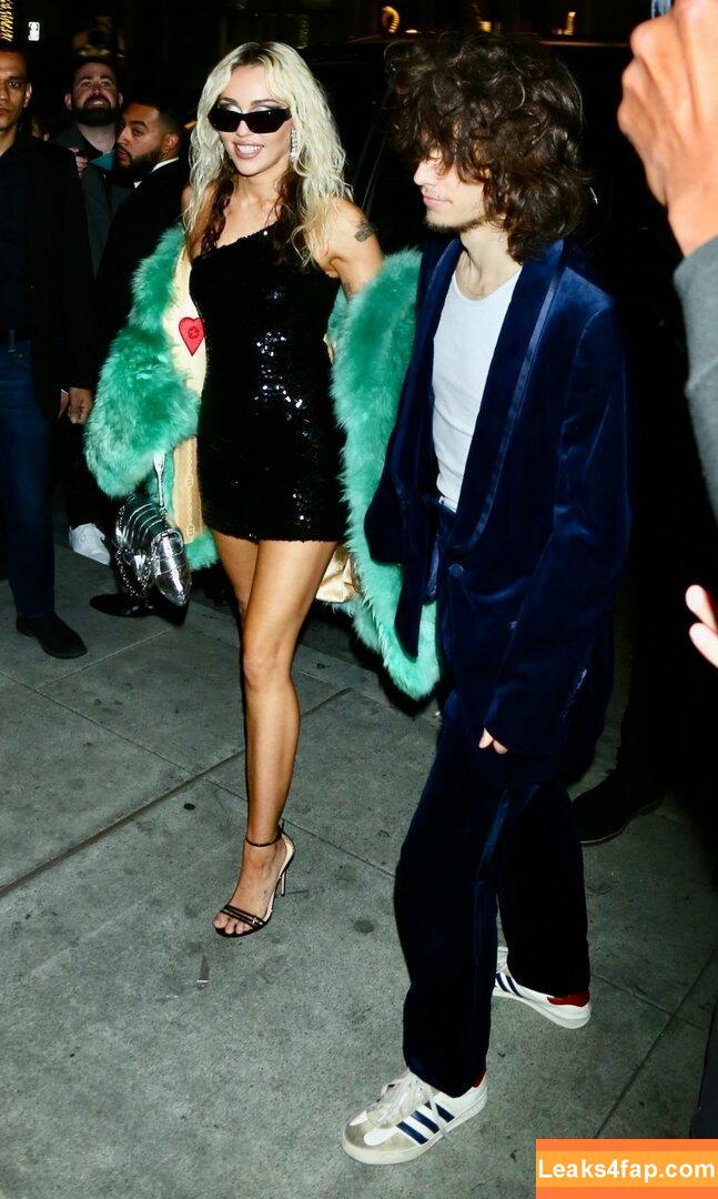 Miley Cyrus / https: / mileycyrus leaked photo photo #1103