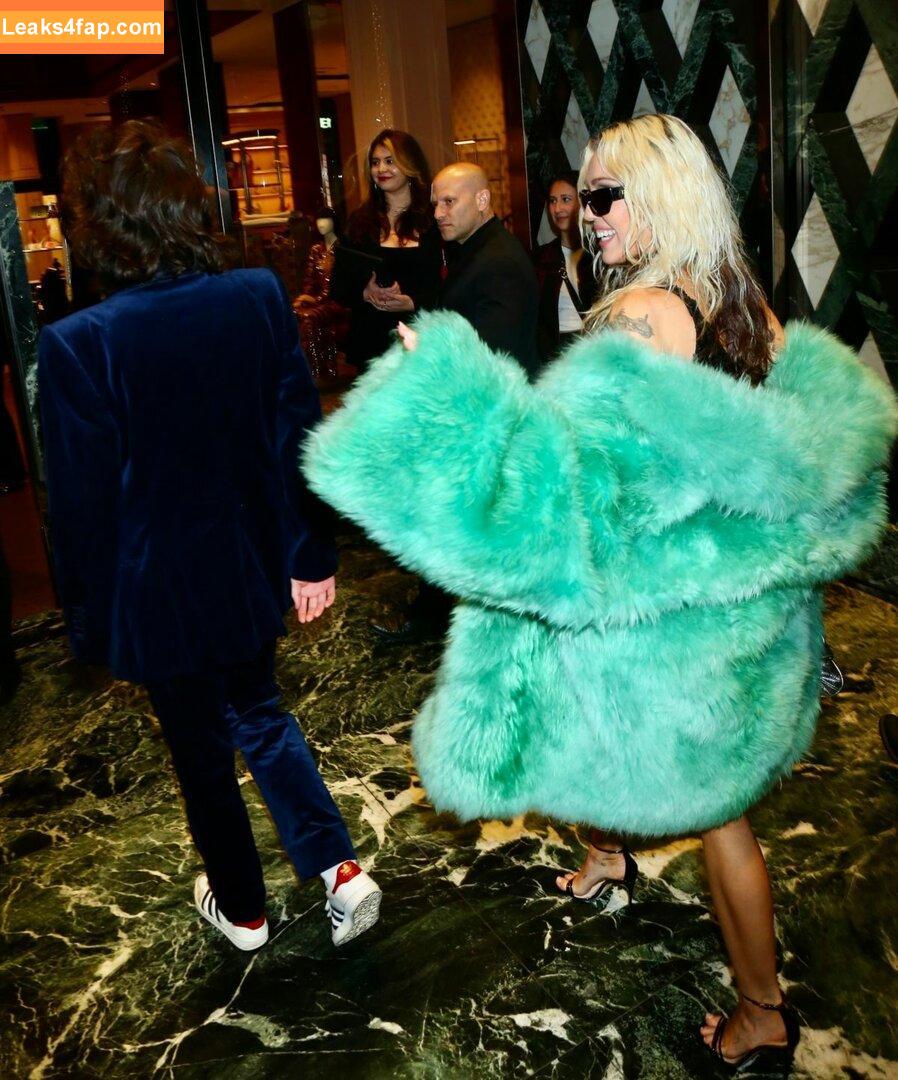 Miley Cyrus / https: / mileycyrus leaked photo photo #1106