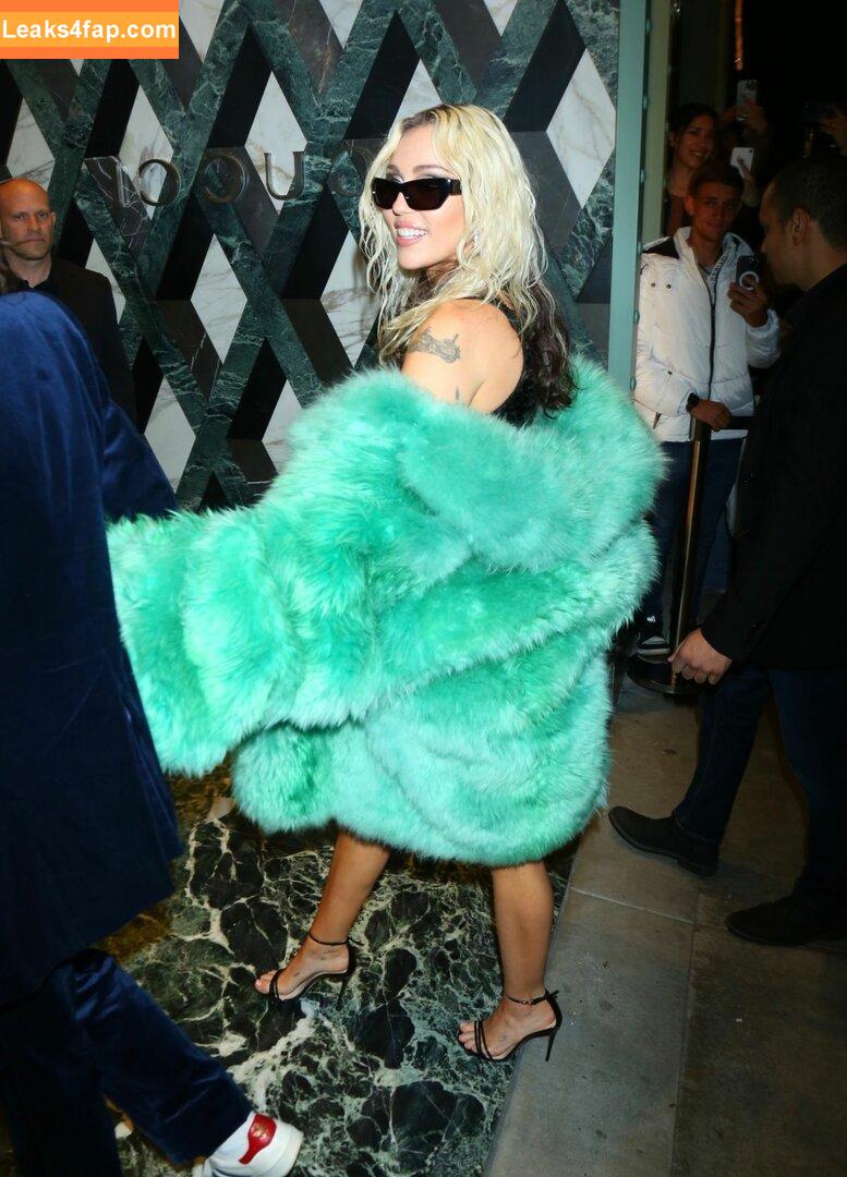 Miley Cyrus / https: / mileycyrus leaked photo photo #1109