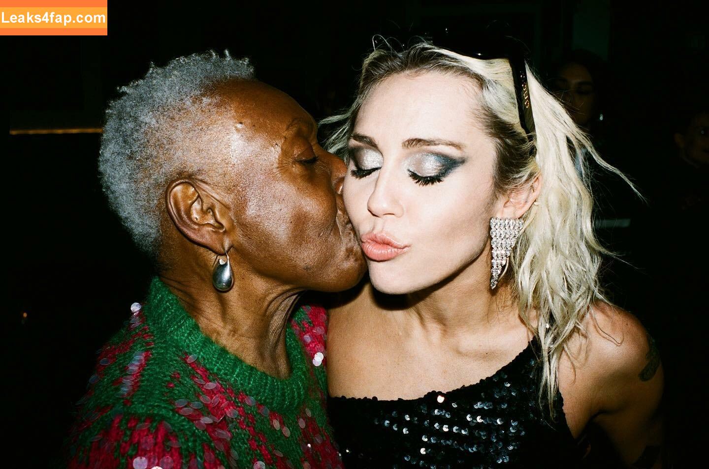 Miley Cyrus / https: / mileycyrus leaked photo photo #1121