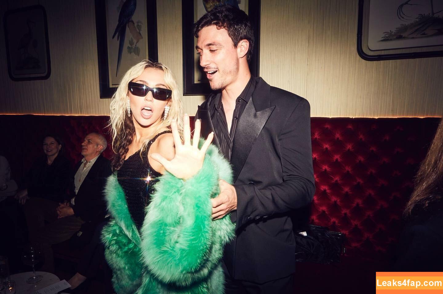 Miley Cyrus / https: / mileycyrus leaked photo photo #1123