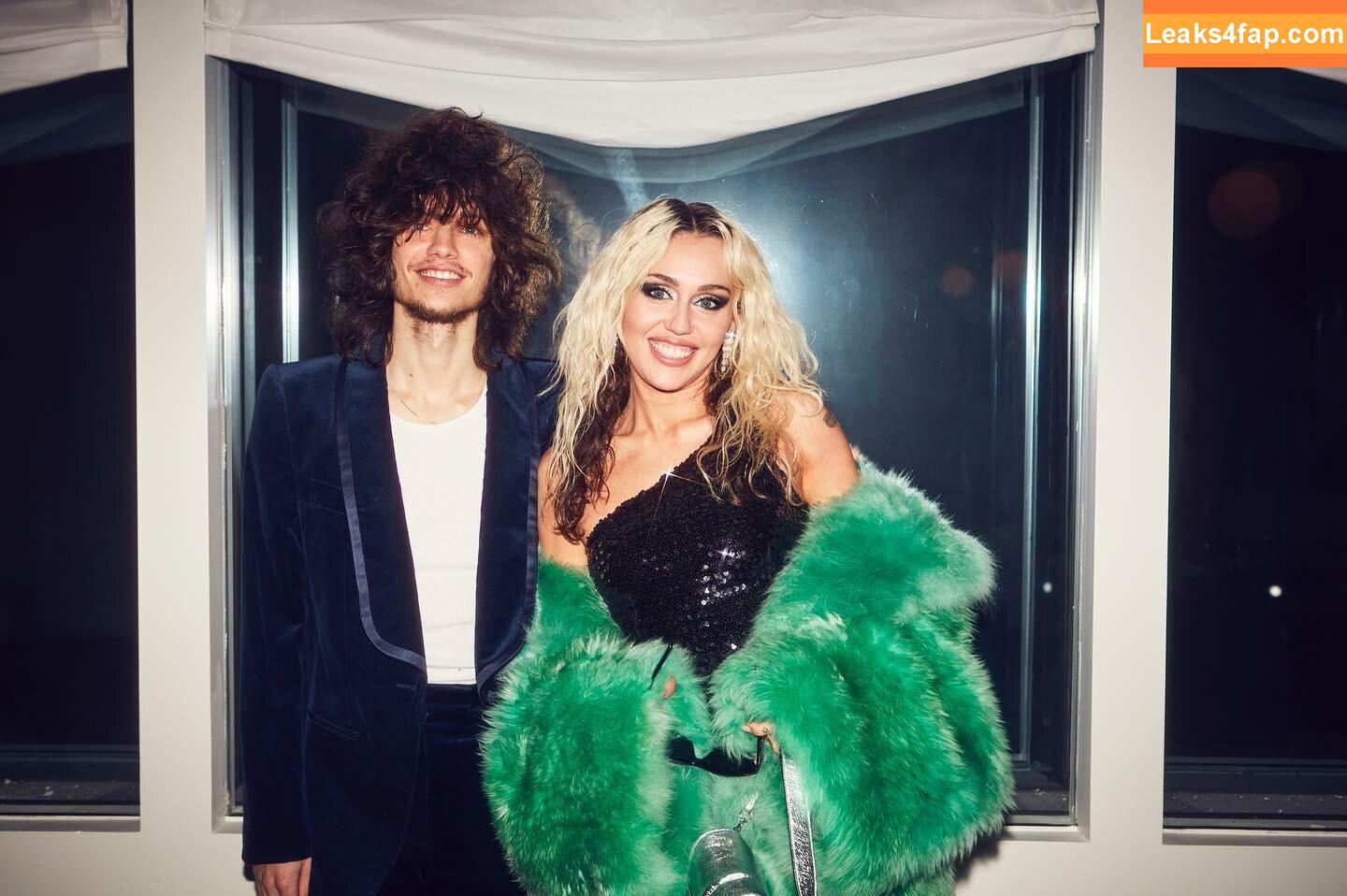 Miley Cyrus / https: / mileycyrus leaked photo photo #1128