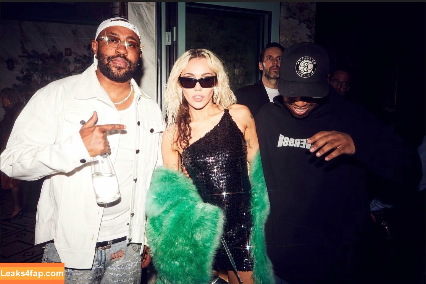 Miley Cyrus / https: / mileycyrus leaked photo photo #1129