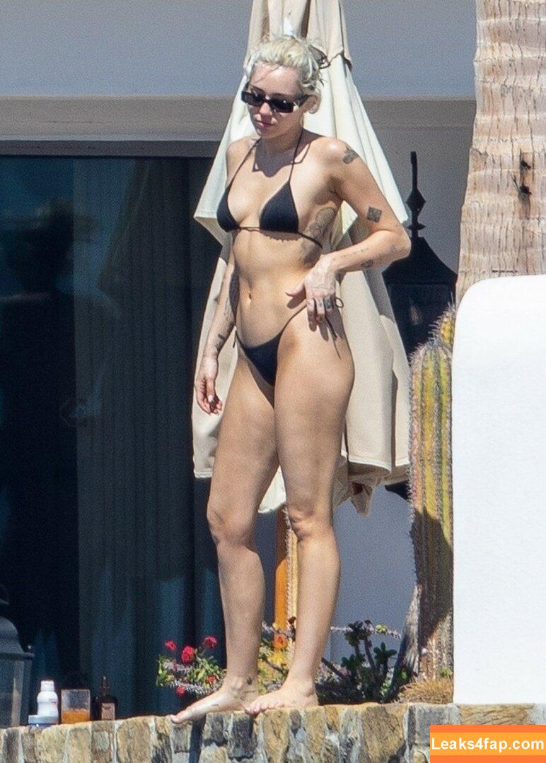 Miley Cyrus / https: / mileycyrus leaked photo photo #1140