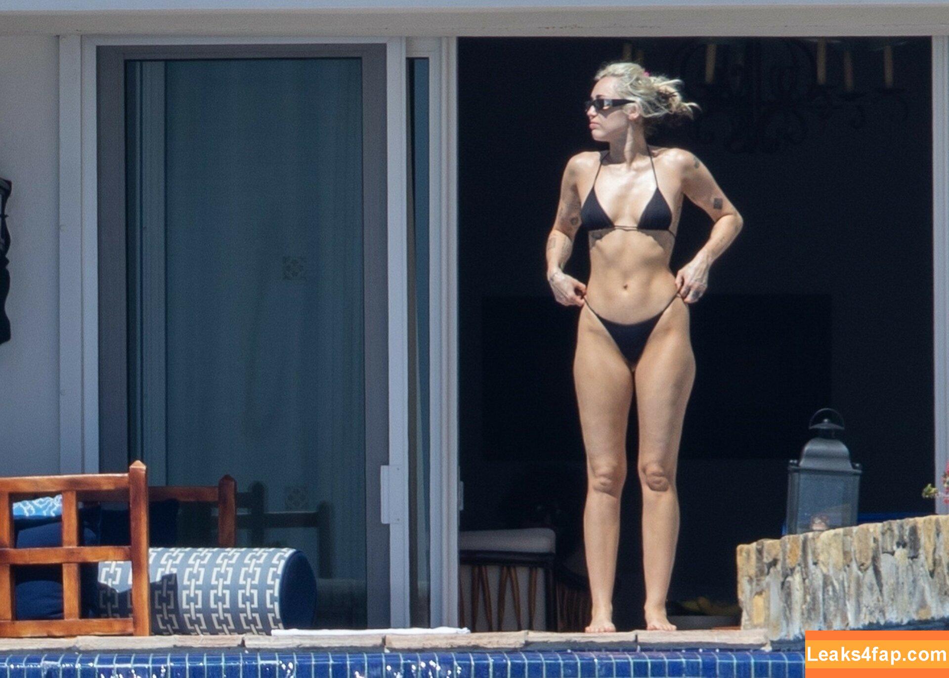 Miley Cyrus / https: / mileycyrus leaked photo photo #1141