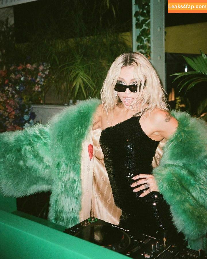 Miley Cyrus / https: / mileycyrus leaked photo photo #1148