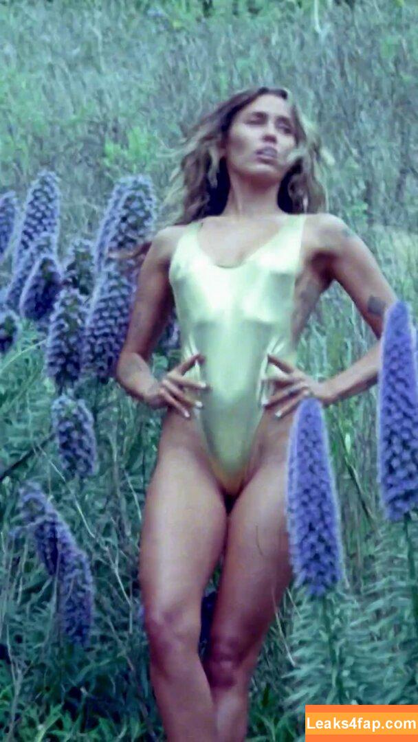 Miley Cyrus / https: / mileycyrus leaked photo photo #1159