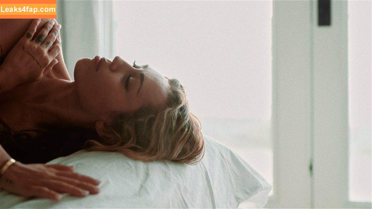 Miley Cyrus / https: / mileycyrus leaked photo photo #1178