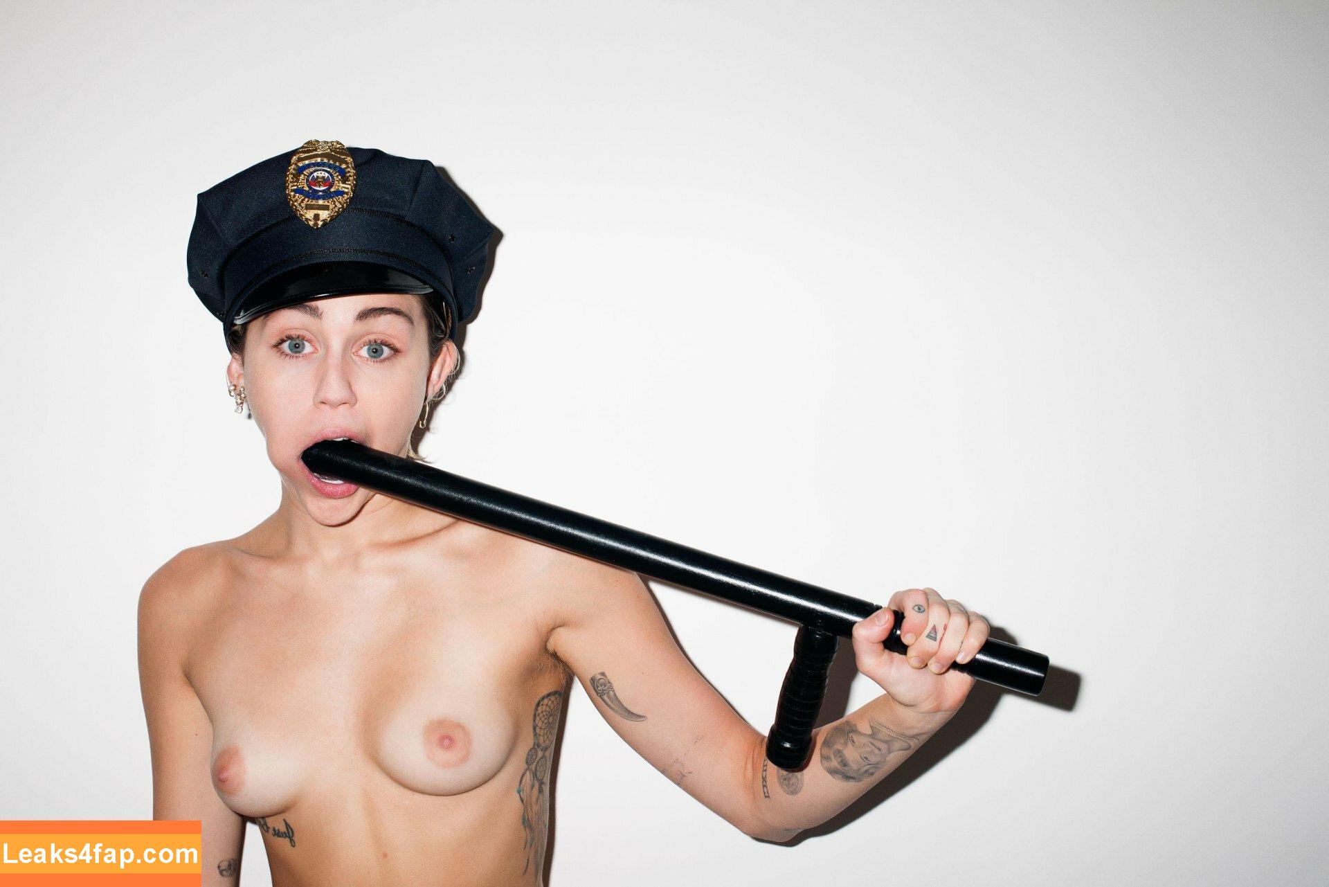 Miley Cyrus / https: / mileycyrus leaked photo photo #1222