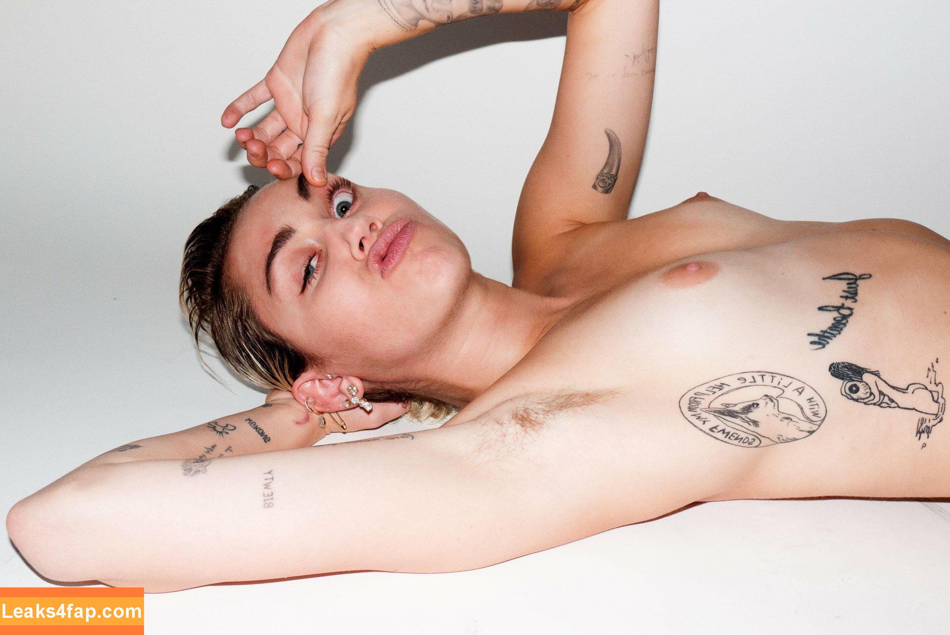 Miley Cyrus / https: / mileycyrus leaked photo photo #1226