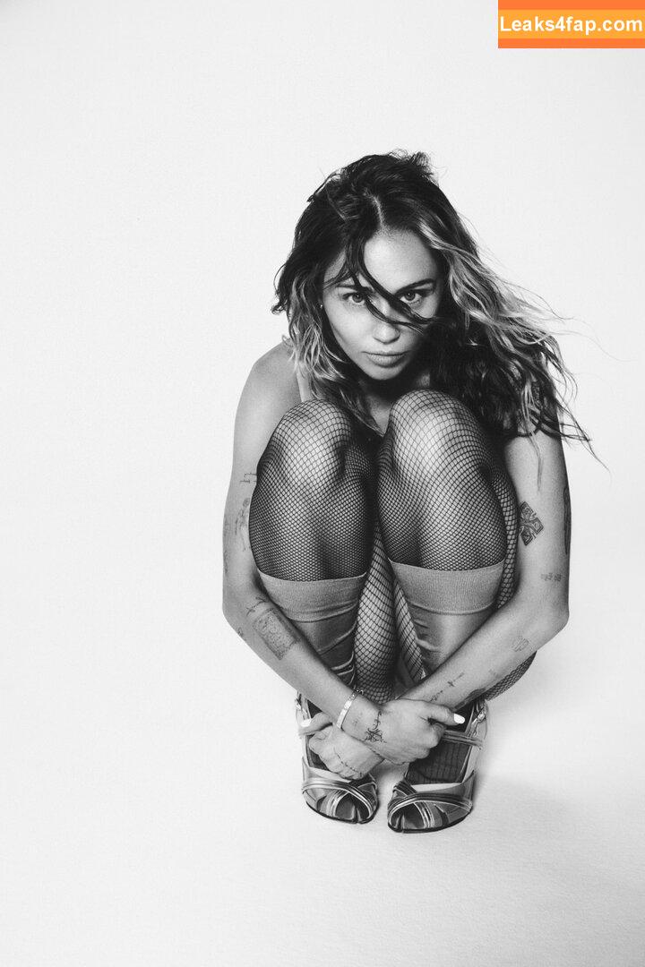 Miley Cyrus / https: / mileycyrus leaked photo photo #1233