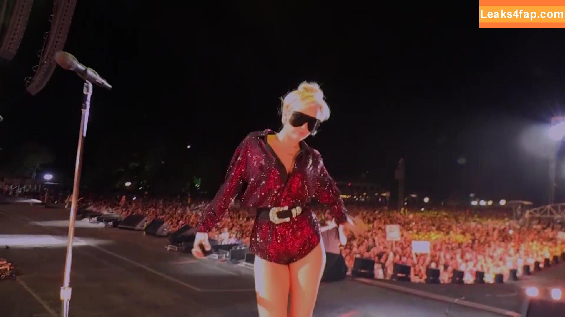 Miley Cyrus / https: / mileycyrus leaked photo photo #1246