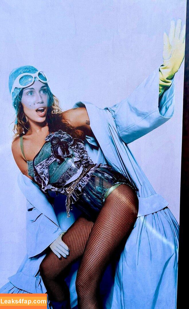 Miley Cyrus / https: / mileycyrus leaked photo photo #1257