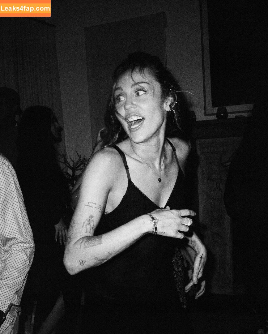 Miley Cyrus / https: / mileycyrus leaked photo photo #1290