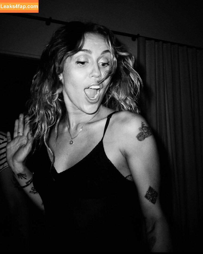 Miley Cyrus / https: / mileycyrus leaked photo photo #1291