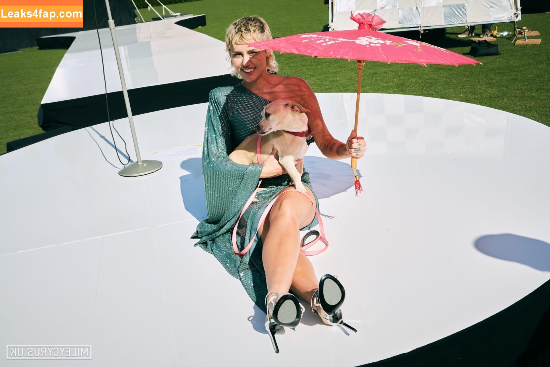 Miley Cyrus / https: / mileycyrus leaked photo photo #1312