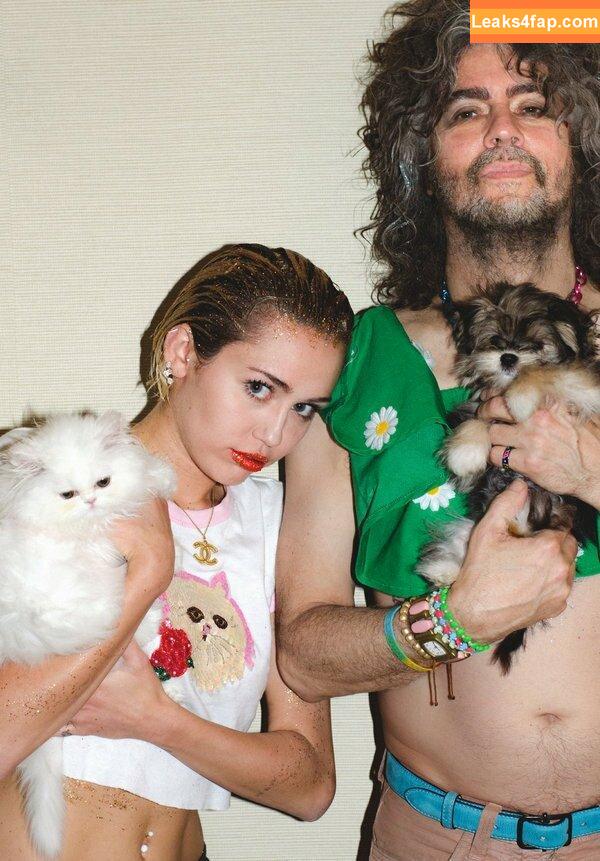 Miley Cyrus / https: / mileycyrus leaked photo photo #1359