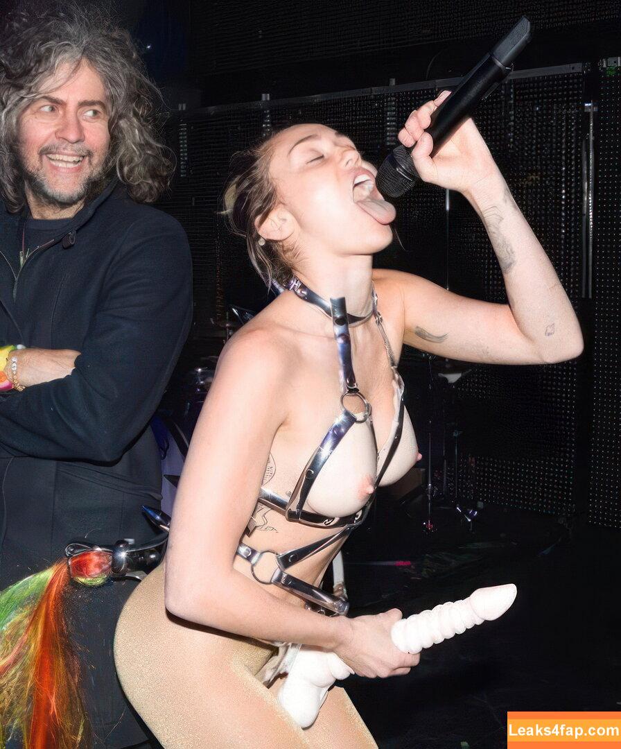 Miley Cyrus / https: / mileycyrus leaked photo photo #1385